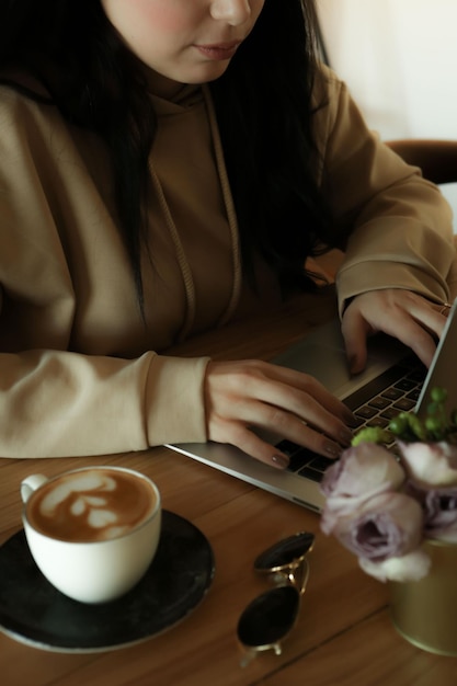 Foto una taza de café mientras lee un libro o una revista