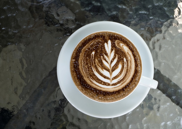 Taza de café moca en la mesa