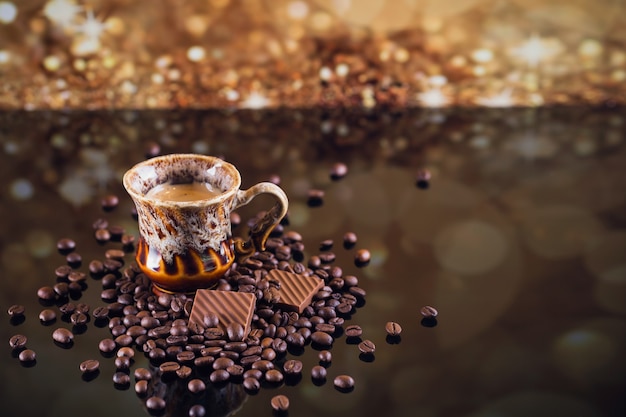 Taza de café en un montón de granos de café tostados. Hermoso fondo de café.