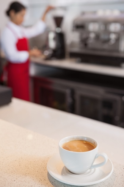 Taza de café en un mostrador