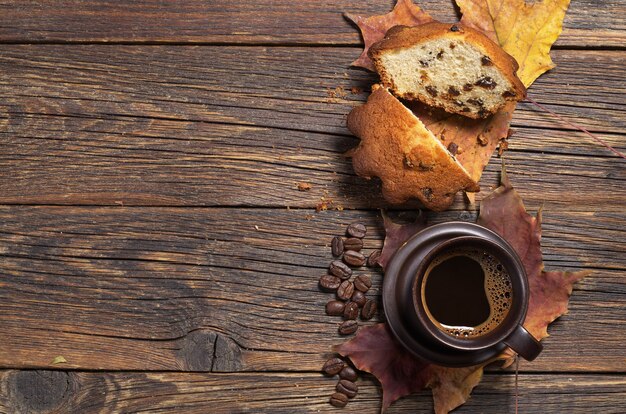 Taza de café y muffin con pasas