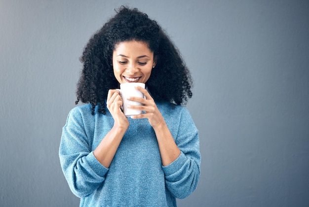 Taza de café y mujer negra aisladas en el fondo de la pared para pensar ideas e inspiración creativa en la maqueta del estudio Mujer joven estudiante o persona de EE. UU. Con bebida de té o taza en el espacio simulado