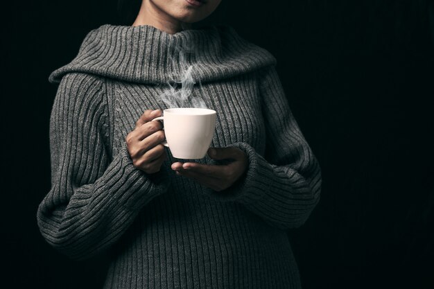 Taza de café con mujer