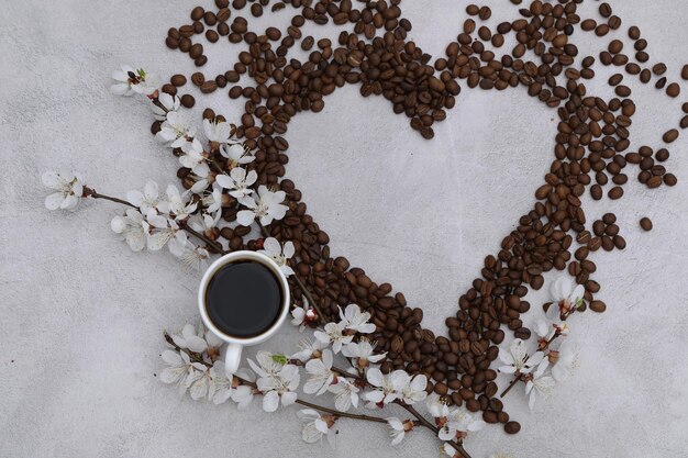 Foto una taza de café negro caliente café de la mañana con flores mañana romántica