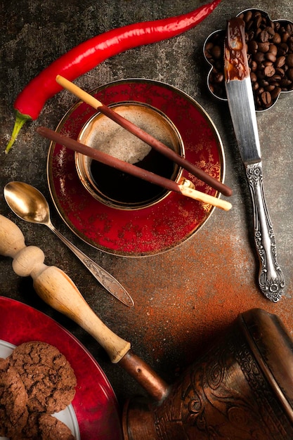 Una taza de café negro y chocolate con pimienta.