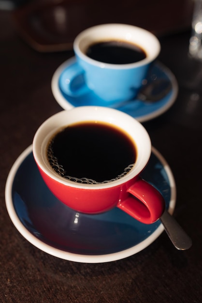 Una taza de café negro para el desayuno en un café al amanecer