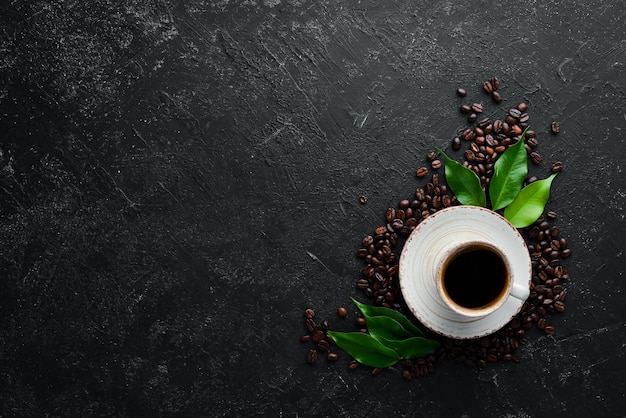 Taza de café negro fragante Sobre un fondo de piedra negra Vista superior Espacio libre para el texto