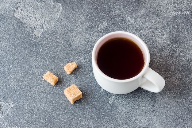 Taza de café negro fuerte en un concreto. Copia espacio