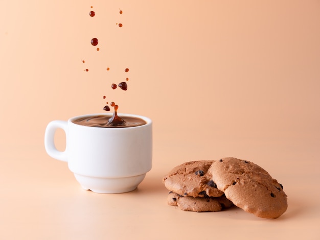 Taza de café negro y galletas