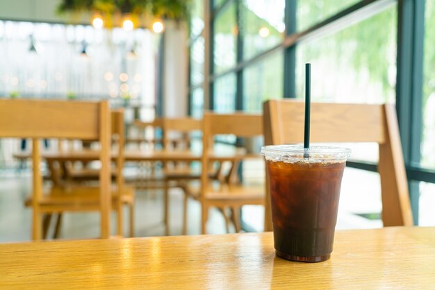 Taza de café negro helado en la mesa en la cafetería cafe