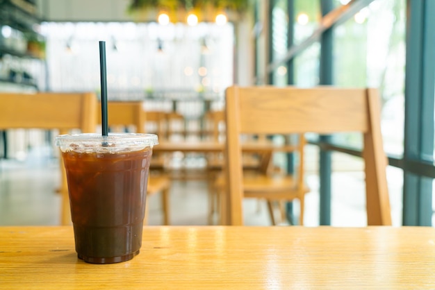 Taza de café negro helado en la mesa en la cafetería cafe