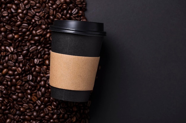 Taza de café negro para llevar con granos de café tostados