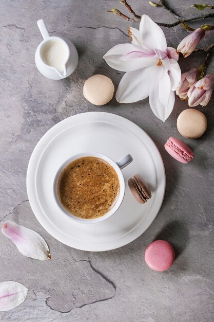 Taza de café negro con magnolia