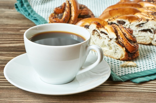 Taza de café negro y pastel de semillas de amapola