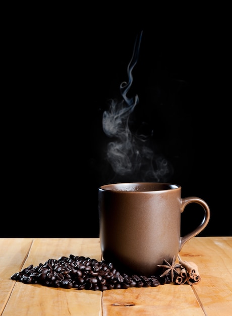 taza de café negro sobre madera grunge