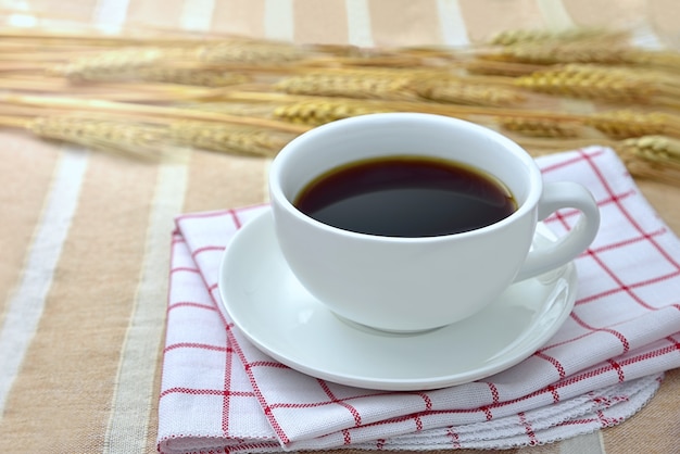 Foto una taza de café negro