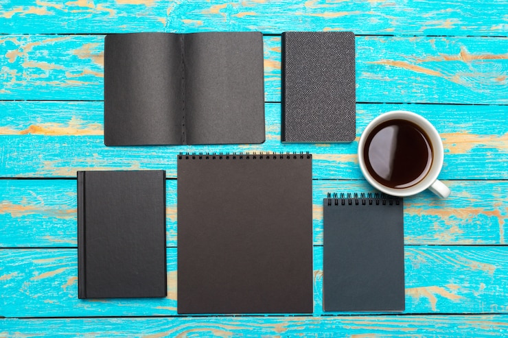 Foto taza de café con notebook en escritorio de madera