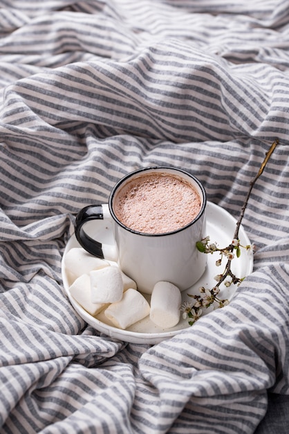 Taza de café o cacao en la cama