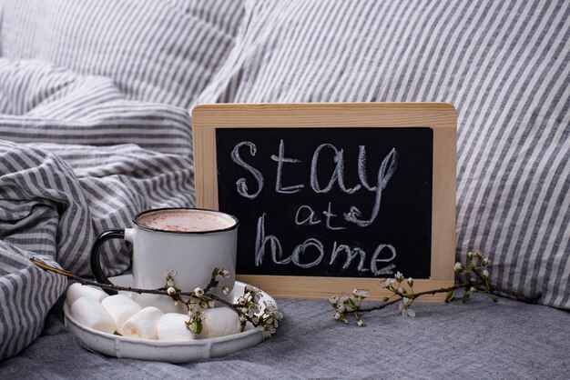 Taza de café o cacao en la cama