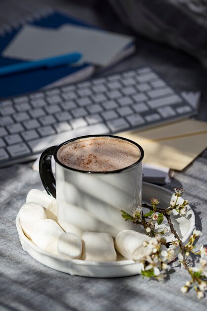 Taza de café o cacao en la cama