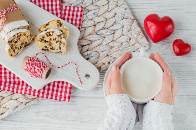 Una taza de café o capuchino y hornear Navidad sobre fondo de madera