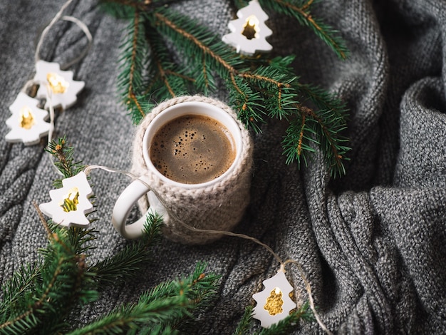 Una taza de café o chocolate caliente aromático en el invierno. Confort del hogar