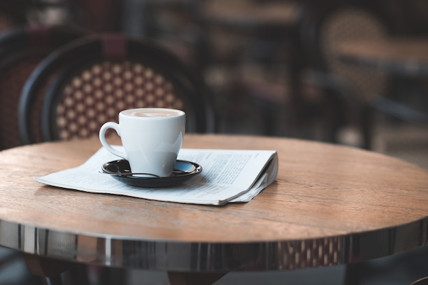 Foto taza de café orgánico fresco en mesa de café