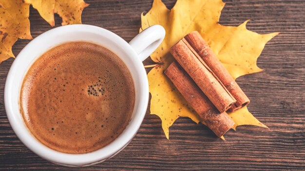 Taza de café de otoño con espacio para copiar Vista superior Foto tonificada