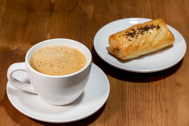 Taza de café y pain au chocolat