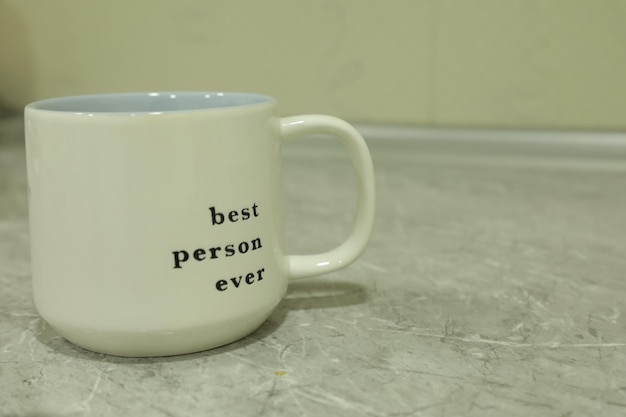 Taza de café con la palabra mejor práctica escrita en ella