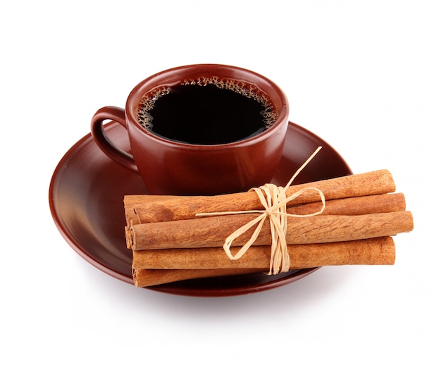 Taza de café con palitos de canela aislados