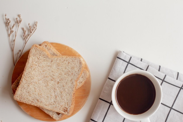 Foto taza de café con pan desayuno rápido y fácil en la mesa en la cocina vista superior