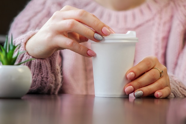 Taza de café de papel en blanco con tapa de plástico