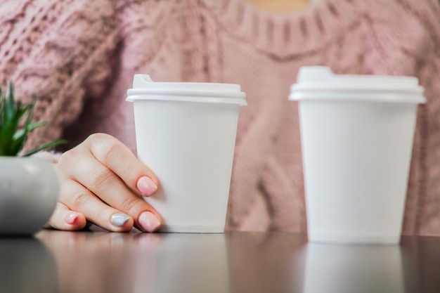 Taza de café de papel en blanco con tapa de plástico