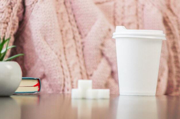 Taza de café de papel en blanco con tapa de plástico