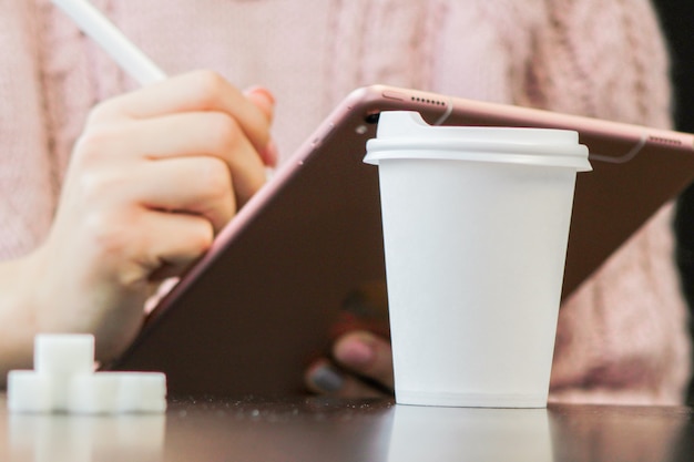 Taza de café de papel en blanco con tapa de plástico