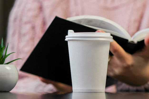 Taza de café de papel en blanco con tapa de plástico