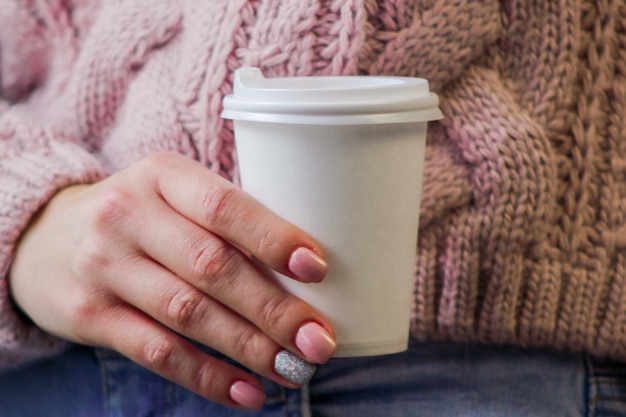 Taza de café de papel en blanco con tapa de plástico