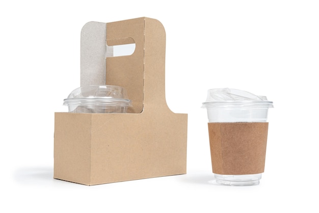 Taza de café de papel desechable aislada sobre fondo blanco Bebida de café en movimiento Anuncio de embalaje en blanco