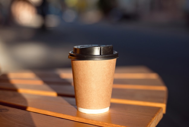 Taza de café de papel lista para llevar o café para llevar.