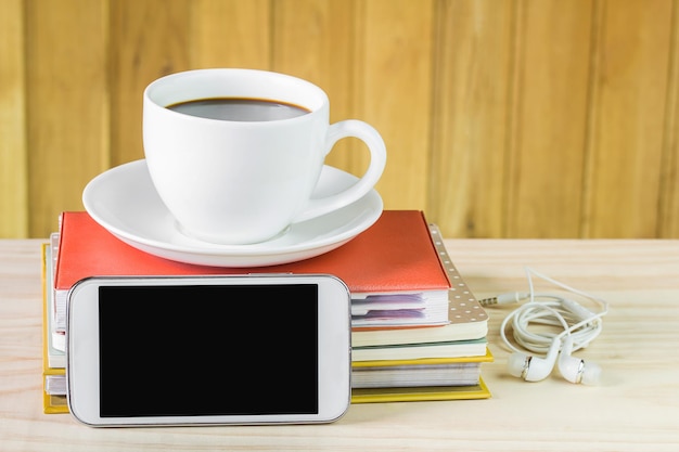 Taza de café y papelería en concepto de escritorio de oficina de mesa de madera