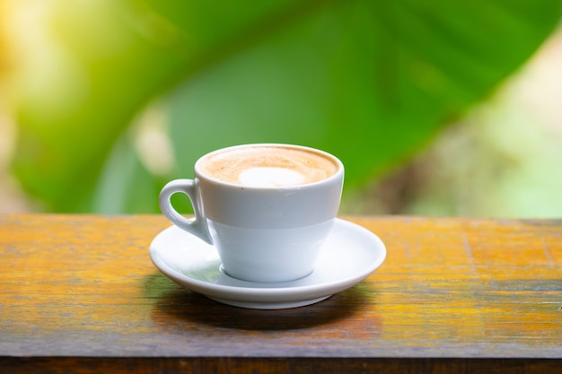 Taza de café y pastel en la mesa de madera