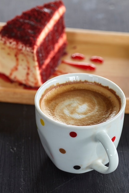 Taza de café y pastel de terciopelo rojo