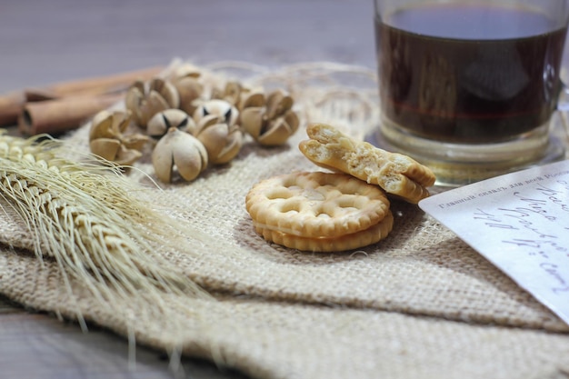 una taza de café y pastel de trigo relleno de crema dulce