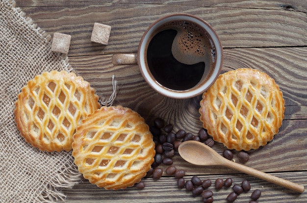 Taza de café y pasteles redondos de celosía de manzana