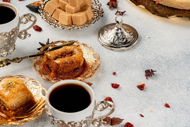 Taza de café y pasteles turcos en superficie oscura