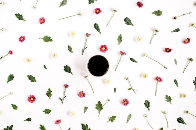 Taza de café y patrón floral de flores silvestres.