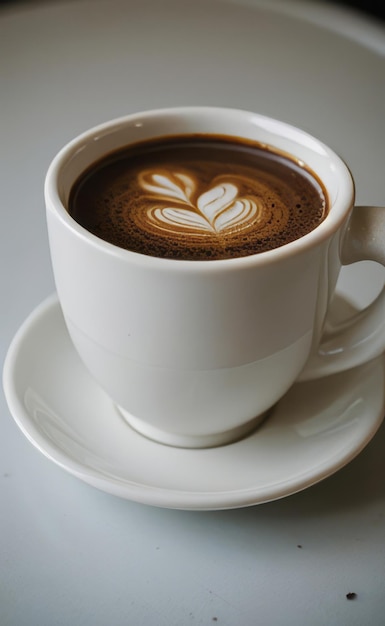 Foto una taza de café con un patrón de hoja en la parte superior