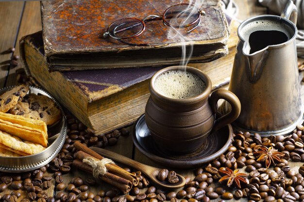 Una taza de café con una pila de granos de café y una pila de granos de café