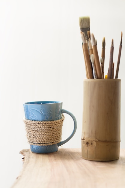 Taza de café con pintura en el tarro de bambú